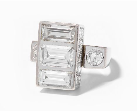 Diamant-Ring1970er Jahre. 750 Weissgold. Apartes Design. Schauseite mit einem Diamant im Smaragdschliff von ca. 1.40 ct, begl