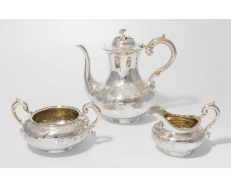 Kaffeeservice, London1865–66. Silber, 3-teilig. Meistermarke Goldsmiths Alliance, bzw. A.B. Savory & Sons. Kürbisform auf run