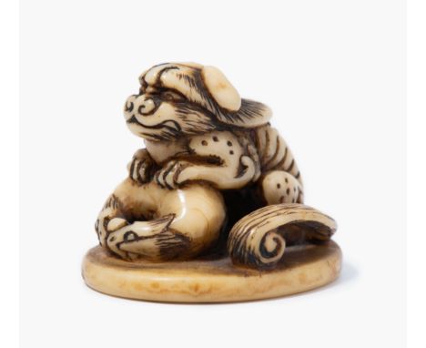 AUF DIESES LOS KANN NICHT GEBOTEN WERDEN:&nbsp;Siegel-Netsuke Japan. Elfenbein. Mit Siegel Shaku. Shishi-Löwe, die Vorderpfot