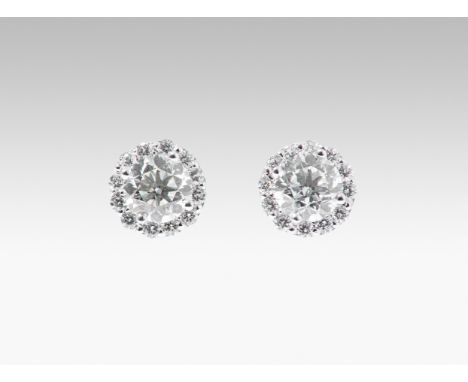 Diamant-Ohrstecker750 weissgold. Solitaire-Ohrstecker mit zwei Brillanten von je 1.01 ct K-vvs2. Entourage aus kleinen Brilla