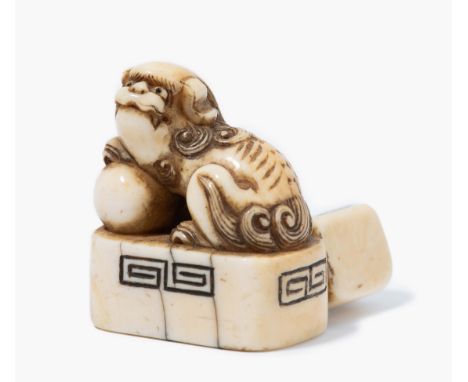 AUF DIESES LOS KANN NICHT GEBOTEN WERDEN:&nbsp;Siegel-Netsuke Japan, Meiji-Zeit. Elfenbein. Das Siegel ist mit "Shozan", "Hak