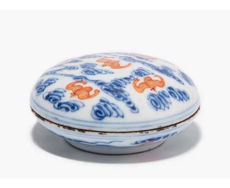 DeckeldoseChina, Anfang 20.Jh. Porzellan. Unterglasurblaue Kangxi-Marke im Doppelkreis. Rundform. Unterglasurblauer Wolkendek