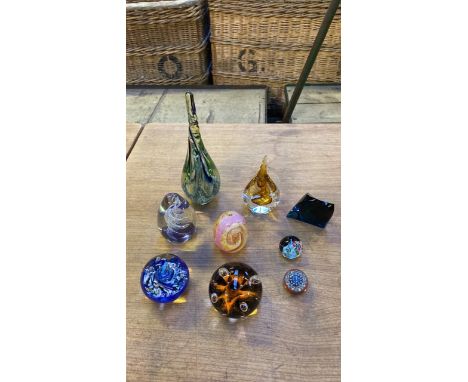  Sale Item:    BOX PAPERWEIGHTS &amp; ART GLASS   Vat Status:   No Vat   Buyers Premium:  This lot is subject to a Buyers Pre