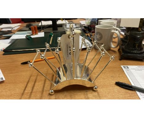  Sale Item:    D &amp; C DRESSER DESIGN TOAST RACK   Vat Status:   No Vat   Buyers Premium:  This lot is subject to a Buyers 