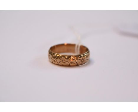 Ladies 9ct Gold Carved wedding band Size K. 2.7g total weight 
