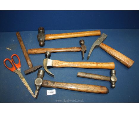A quantity of vintage tools mostly hammers.
