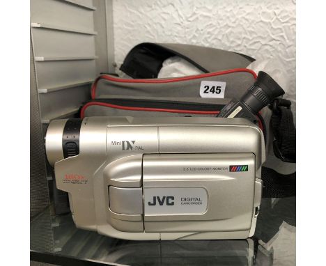 JVC GRDVF10E DIGITAL VIDEO CAMERA IN TRAVEL BAG