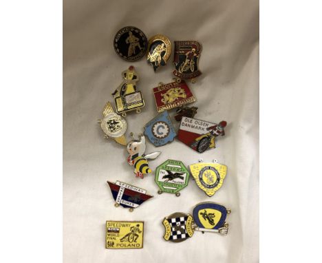 SELECTION OF VINTAGE SPEEDWAY ENAMEL LAPEL BADGES INCLUDING COVENTRY BEES, EXETER, PETERBOROUGH AND OTHERS