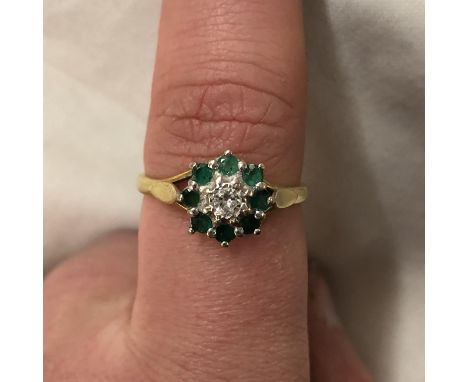 STAMPED 18CT YELLOW GOLD EMERALD AND DIAMOND CLUSTER DRESS RING SIZE Q 4.2G APPROX