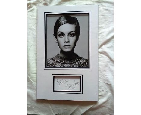 Twiggy Lawson signed autograph presentation. High quality professionally mounted 17 x 11 inch overall sized display. 3D doubl