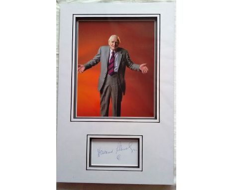 Desmond Llewelyn signed autograph presentation. High quality professionally mounted 17 x 11 inch overall sized display. 3D do
