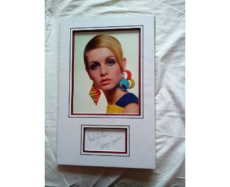 Twiggy Lawson signed autograph presentation. High quality professionally mounted 17 x 11 inch overall sized display. 3D doubl