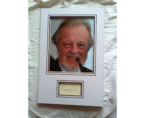 Bernard Cornwell signed autograph presentation. High quality professionally mounted 16 x 11 inch overall sized display. 3D do