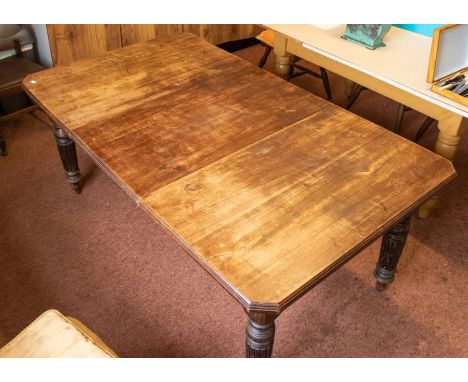 A Victorian mahogany extending dining table, three leaves, tapered legs, approx 104cm wide x 177cm long