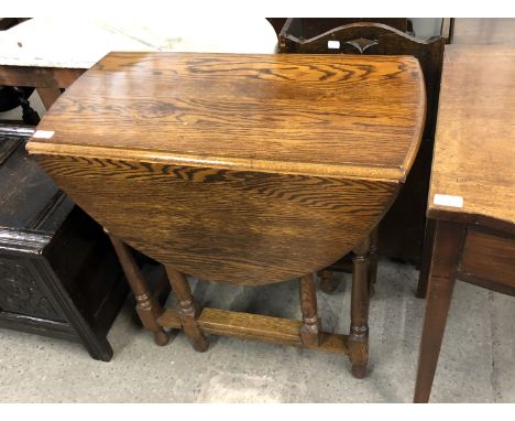 An oak gate-leg drop-leaf table, 140 x 75 x 76 cm