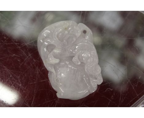 A Chinese carved jade amulet / pebble.