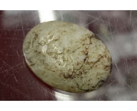A Chinese carved jade amulet / pebble.