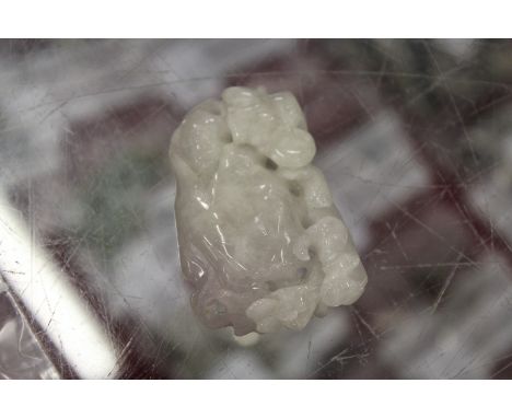 A Chinese carved jade amulet / pebble.