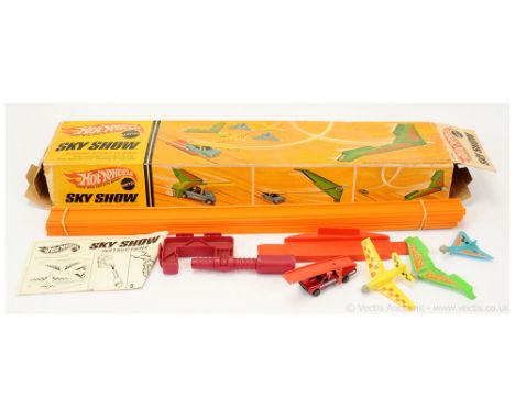 Hot Wheels (Mattel) 6436 "Sky Show" Set - this complete set includes track and accessories, Custom Fleetside - metallic magen