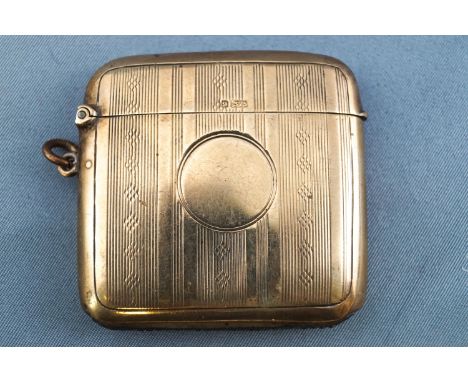A 9ct gold vesta, of rectangular form, with panels of engine turned decoration in the art deco form, Birmingham 1918, 30 gram