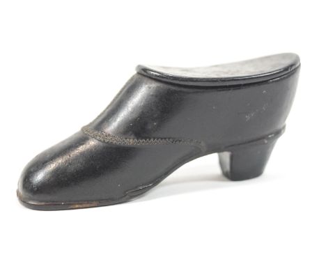 A snuff box in the form of a shoe, 8cm long