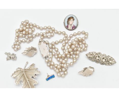 A SMALL ASSORTMENT OF JEWELLERY, to include a double strand imitation pearl necklace, fitted with a white metal and paste cla
