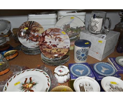 A QUANTITY OF NAMED CERAMICS to include four Wedgwood Jasperware trinket dishes, a Wedgwood silver jubilee trinket dish with 
