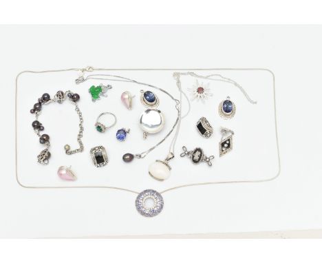 A BAG OF ASSORTED JEWELLERY, to include a white jade pendant suspended from trace chain with lobster clasp, a white metal gem