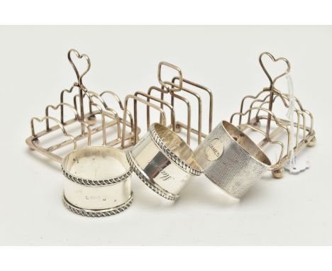 A SMALL PARCEL OF 20TH CENTURY SILVER, comprising a small pair of late Victorian five bar toast racks with heart shaped handl