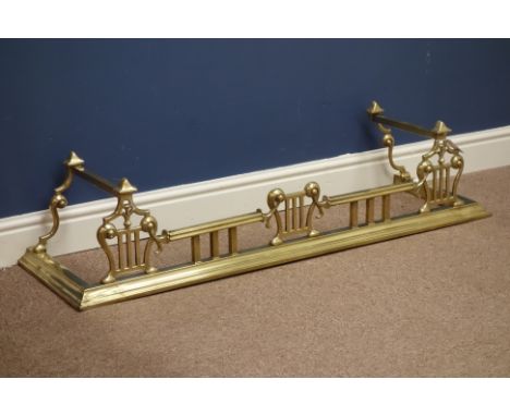 Early 20th century brass fender, W122cm   Condition Report   Click here for further images, condition, auction times & delive