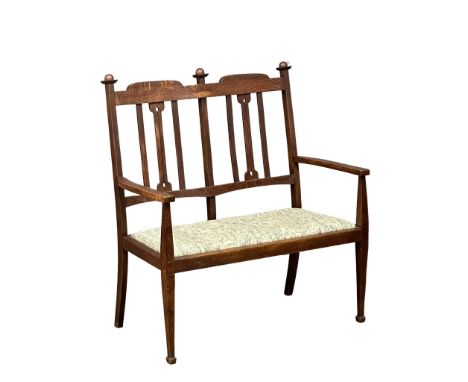 An Early 20th Century Arts &amp; Crafts oak 2 seater sofa / bench. Circa 1900. 104.5x63x113cm