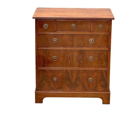 Waring &amp; Gillow. An Early 20th Century mahogany chest of drawers on bracket feet. By Waring &amp; Gillow. 79x54x89.5cm. (