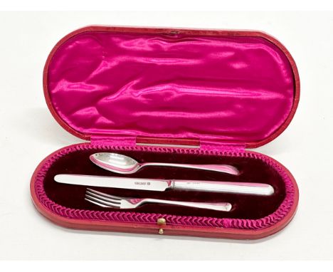 Thomas Bradbury &amp; Sons. A Late 19th Century 3 piece silver cutlery set with case. 1892. Sheffield. Tea spoon, knife and f