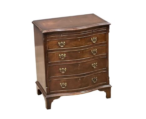 A 1930’s Chippendale style mahogany serpentine front bachelors chest of drawers. 66x43x77cm