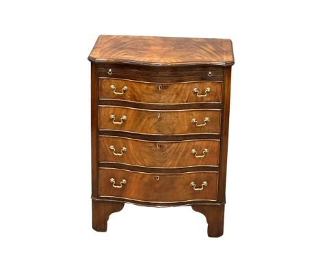 An Early 20th Century Chippendale Revival mahogany serpentine front bachelors chest, on bracket feet. Brushing slide. Circa 1