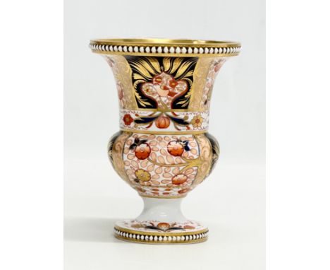 An Early 19th Century painted Imari footed vase. With beadwork rim and base. Spode. Circa 1800-1820. 10.5x13.5cm.