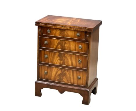 A Georgian style mahogany bachelors style chest of drawers, on bracket feet. 59x35x80cm