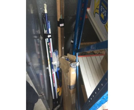 VARIOUS BUNDLES OF CLEANING TOOLS