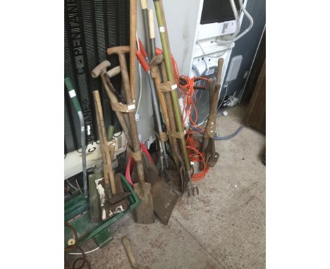 VARIOUS BUNDLES OF GARDEN TOOLS, LAWN FEEDER AND ELECTRIC STRIMMER