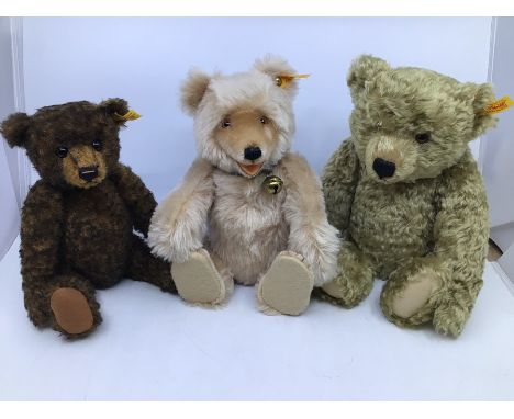 Steiff: A collection of three unboxed yellow tag Steiff bears to comprise: 1920 Classic Teddy Bear, 028755; Classic Brownie, 