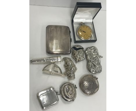 A collection of small silver wares to include an engine turned rectangular cigarette case, 8.5 cm x 7 cm, a similar vesta cas