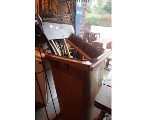 Quantity of garden tools including spade, hoe etc