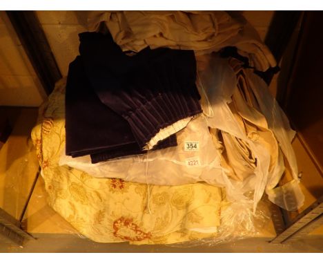 Colelction of mixed curtains, various sizes