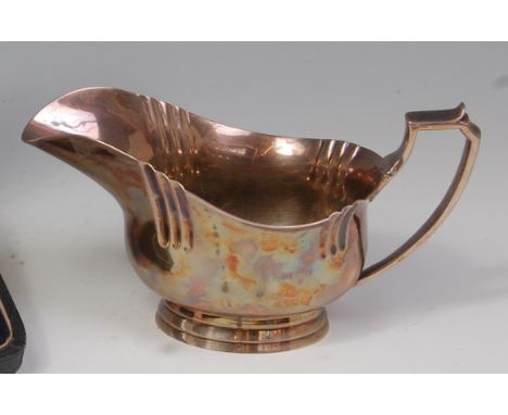 An Art Deco silver sauceboat, having angular handle, fluted detail, and raised on an oval stepped support, London 1936, 11.6o