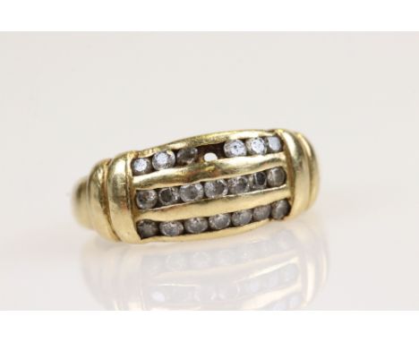 White stone 18ct yellow gold three row ring, tapere shoulders, ring size P½ 