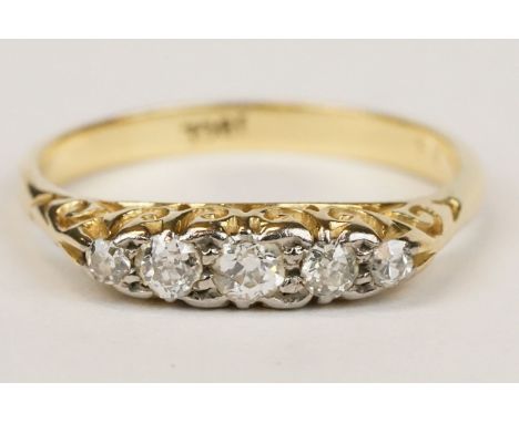 Late 19th century/ Early 20th century diamond five stone 18ct yellow gold ring, three graduated round old cut diamonds, two e