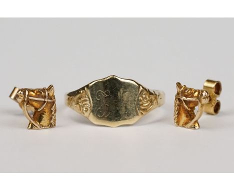 9ct yellow gold signet ring, the shield shaped cartouche with faint engraving; scroll engraved tapered shoulders, ring size G