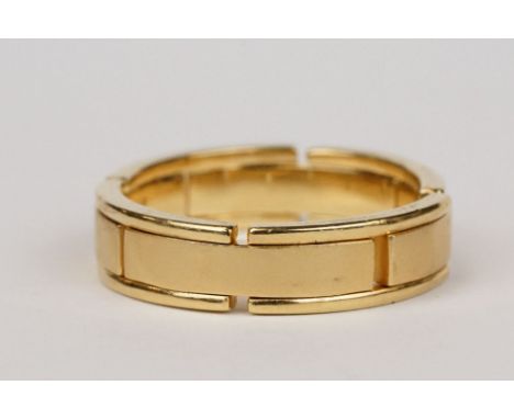 18ct yellow gold articulated scarf clip, matt panels and plain polished arms, width approx 6.5mm, diameter approx 2.5cm 
