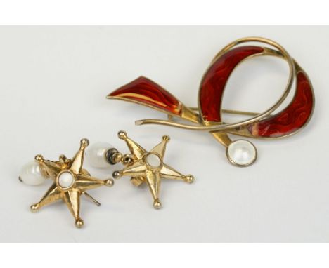 Aksel Holmsen Norwegian enamelled silver gilt brooch, looped ribbon design, cream enamelled cabochon with red enamelled ribbo