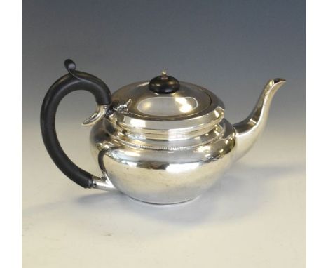 George V silver teapot, Birmingham 1931, 13.5cm high, 10.0toz approx  